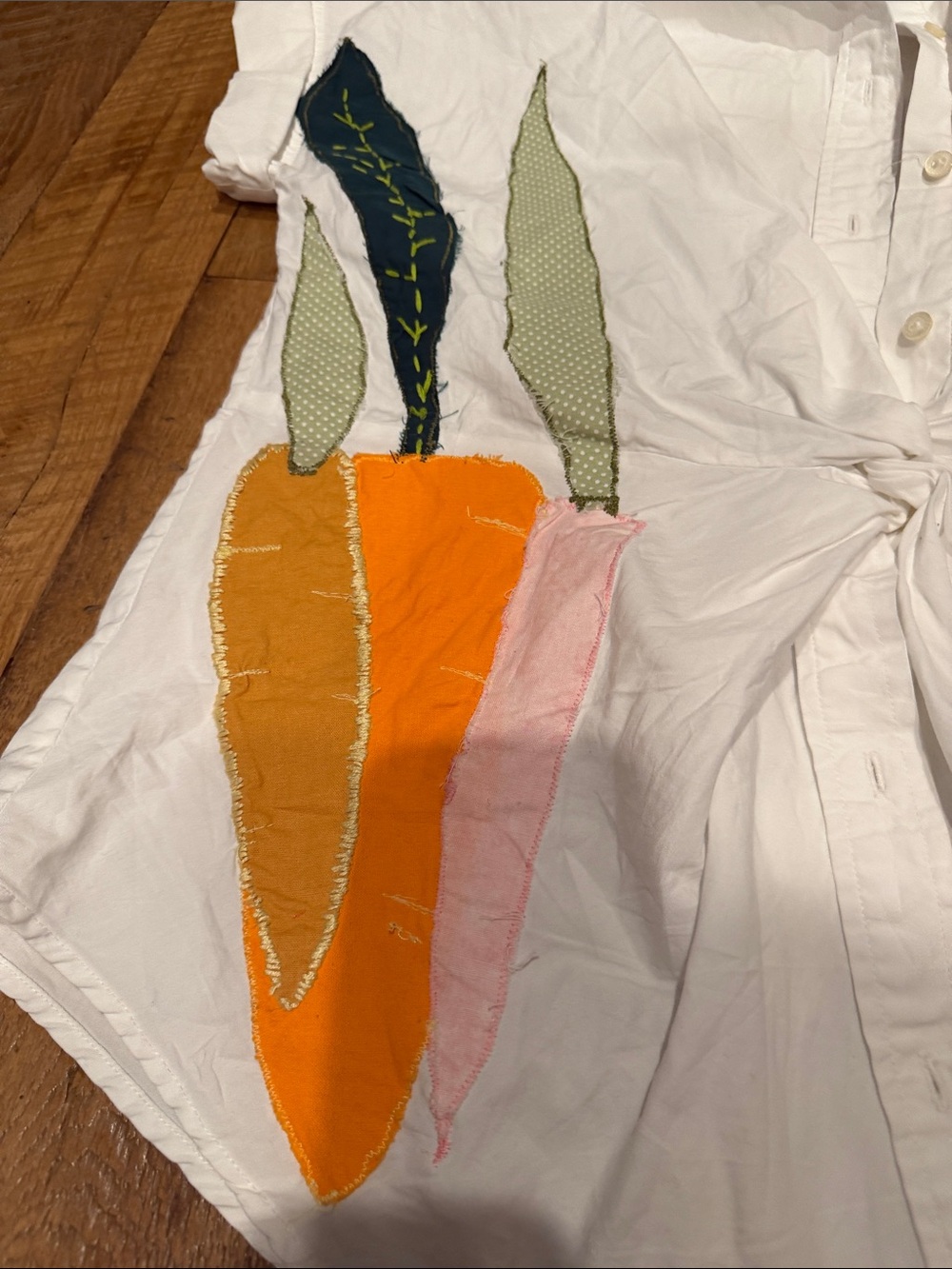 Lauren Ralph Lauren White Button-Up Blouse with Multicolor Carrot Appliqués - Picture 4 of 6